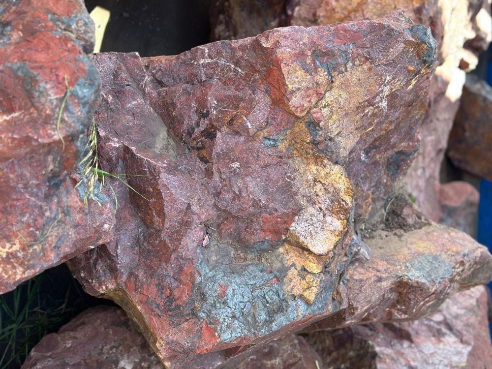 Камни для ландшафтного дизайна красно-фиолетовые 10-60 килограмм купить в Ставропольском крае