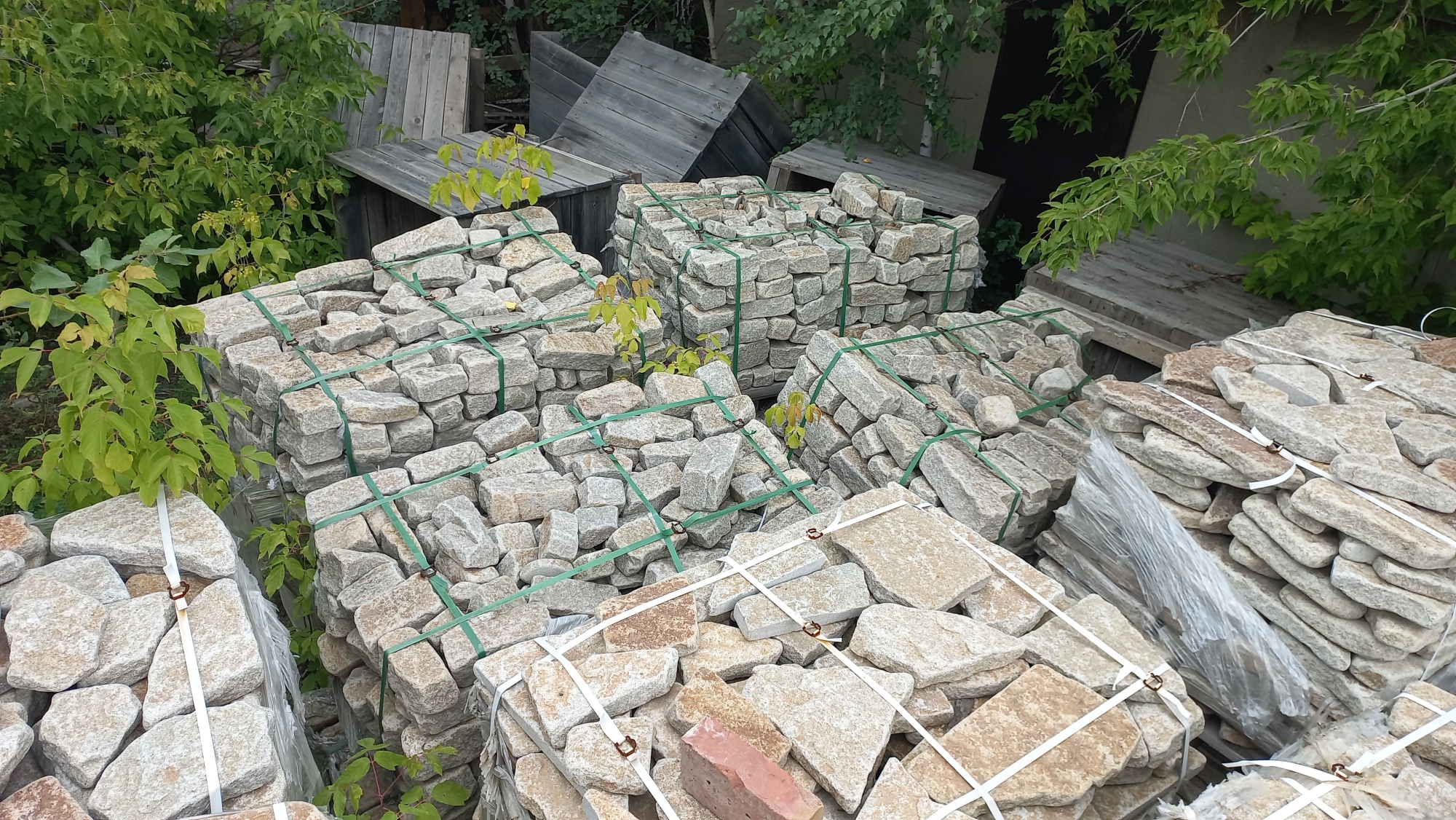 Плитняк галтованный гранитный для ландшафтного дизайна купить в Ставропольском крае