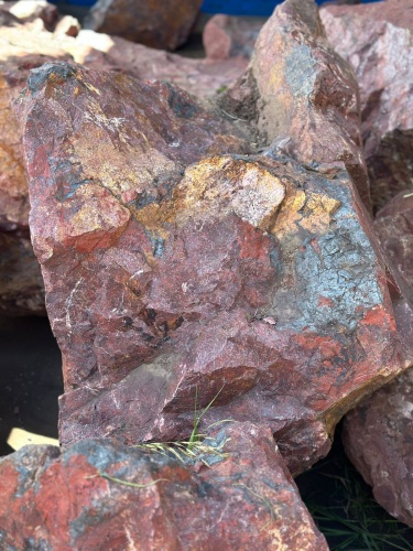 Камни для ландшафтного дизайна красно-фиолетовые 10-60 килограмм купить в Ставропольском крае