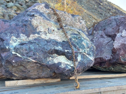 Огромные красно-фиолетовые валуны для ландшафтного дизайна весом более 5 тонн купить в Ставропольском крае