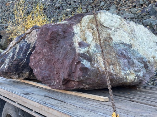 Огромные красно-фиолетовые валуны для ландшафтного дизайна весом более 5 тонн купить в Ставропольском крае