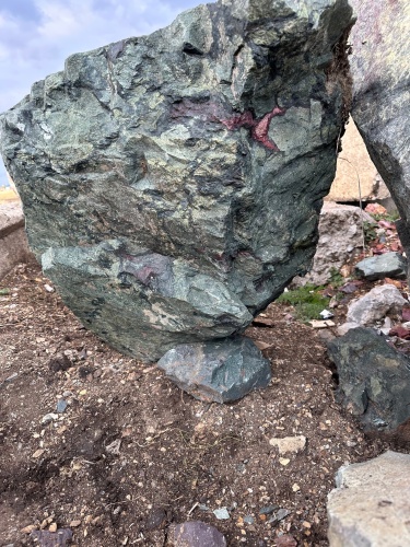 Гигантские зелёные валуны для ландшафтного дизайна весом более 5 тонн купить в Ставропольском крае