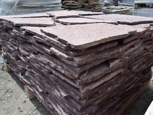 Плитняк лемезит бордовый для облицовки цоколя 20-25 мм  купить в Ставропольском крае