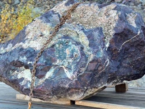 Огромные красно-фиолетовые валуны для ландшафтного дизайна весом более 5 тонн купить в Ставропольском крае