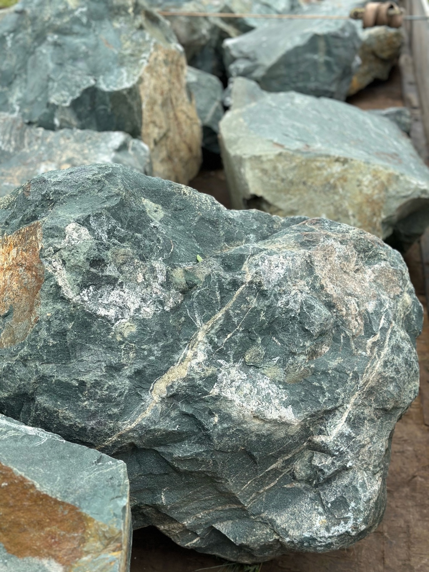 Камни для ландшафтного дизайна зелёные 10-60 килограмм купить в Ставропольском крае