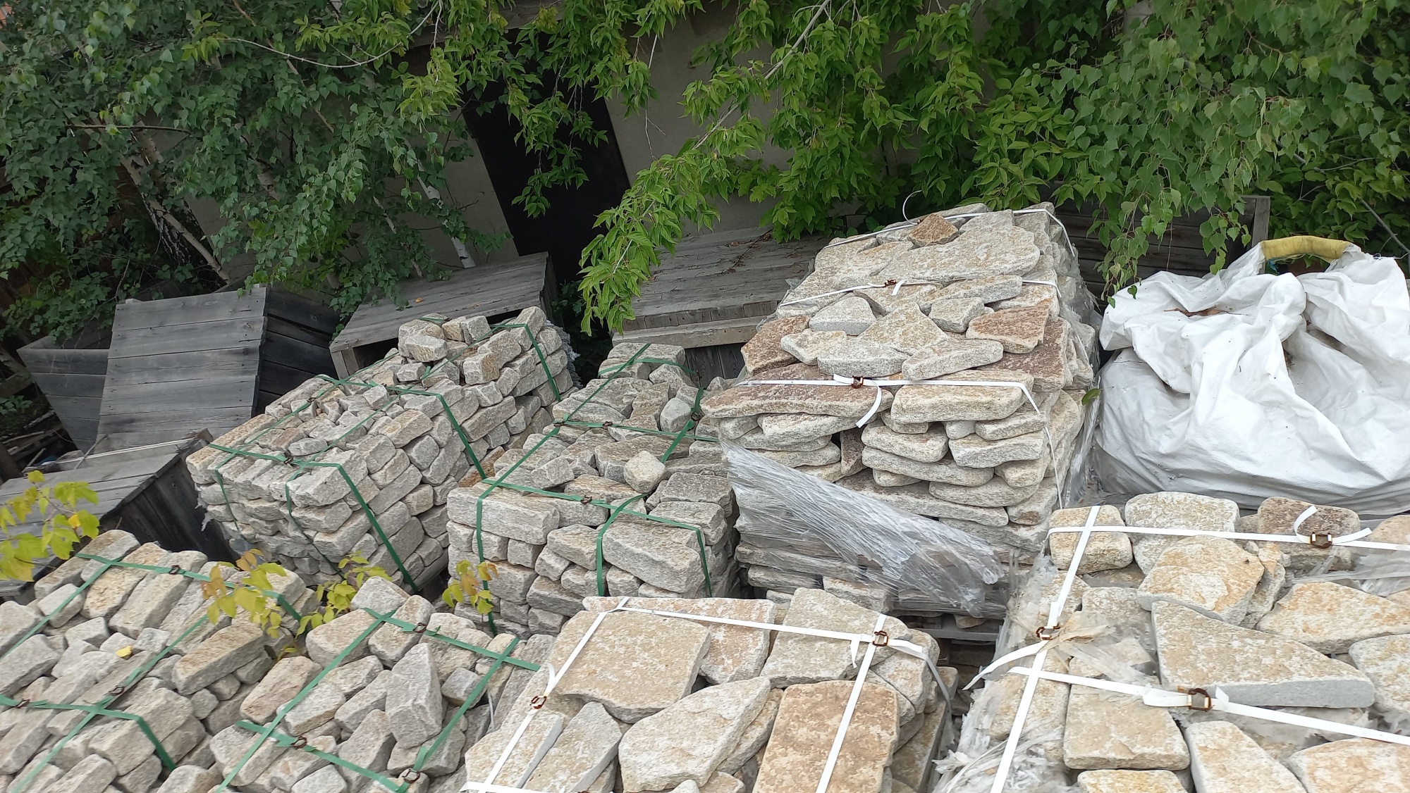 Плитняк гранитный галтованный купить в Ставропольском крае