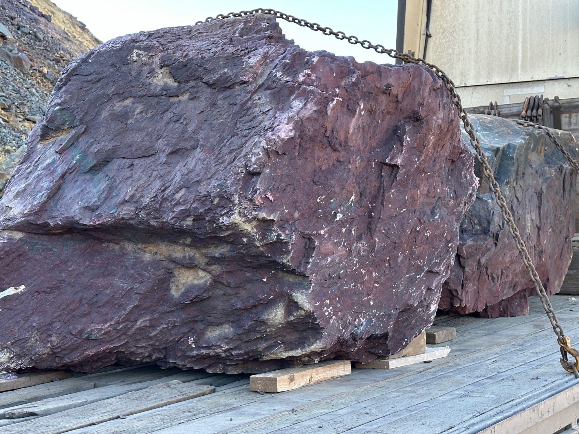 Огромные красно-фиолетовые валуны для ландшафтного дизайна весом более 5 тонн купить в Ставропольском крае