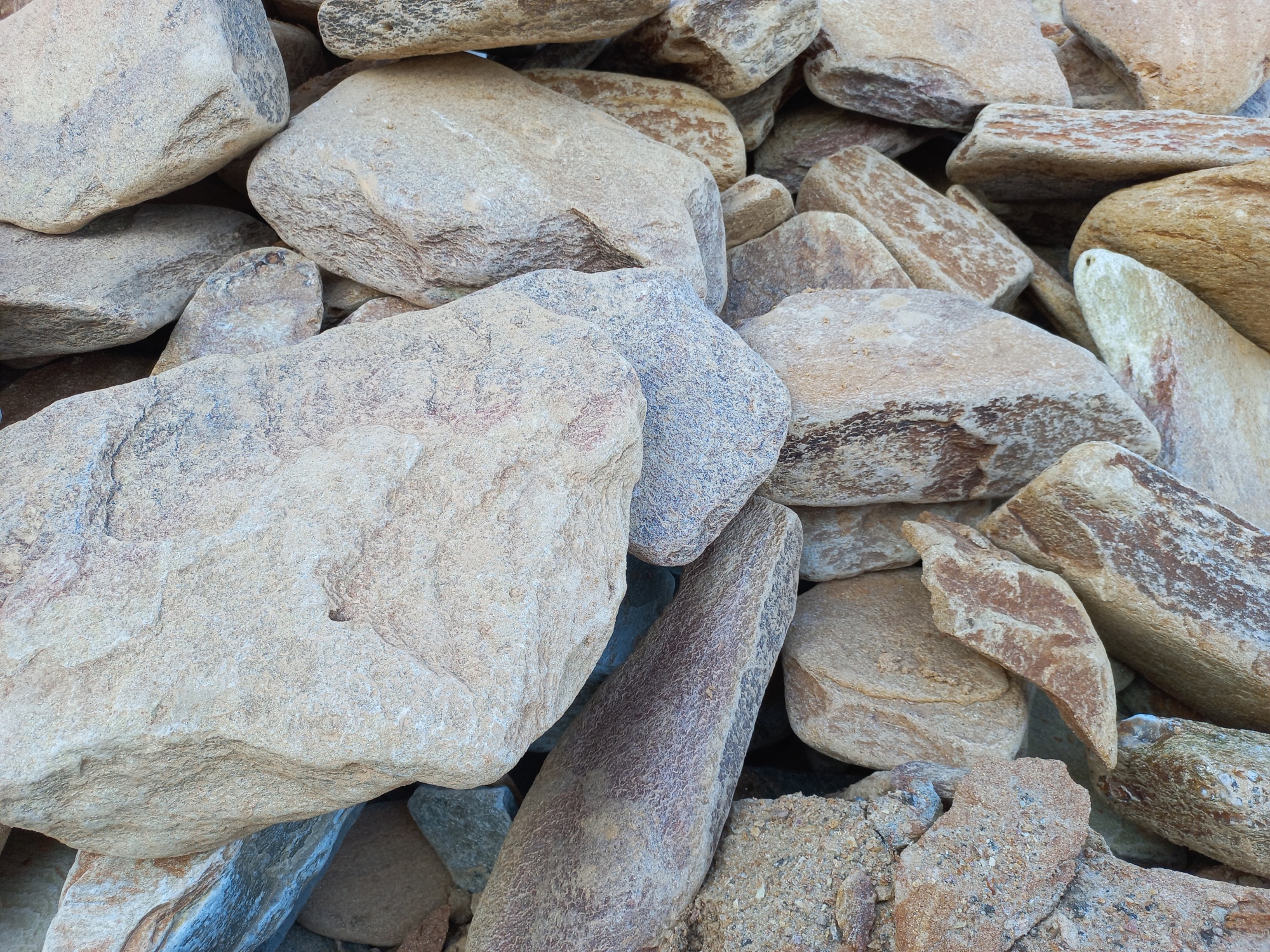 Златолит жёлтый, жёлто-зелёный глыбки и валуны для ланшафтного дизайна купить в Ставропольском крае