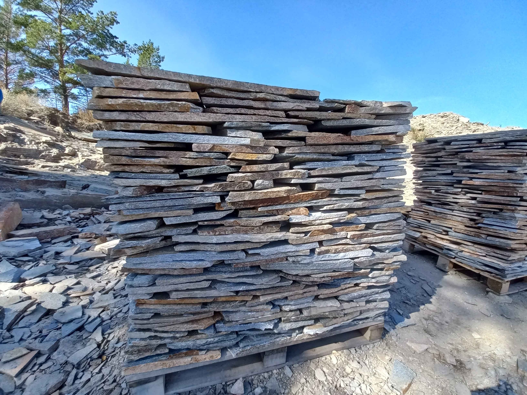 Плитняк златолит серебристый для фасада купить в Ставропольском крае