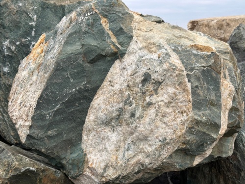 Гигантские зелёные валуны для ландшафтного дизайна весом более 5 тонн купить в Ставропольском крае