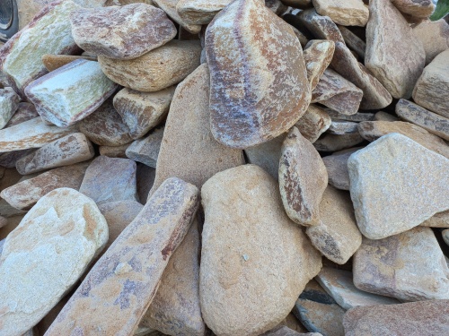 Златолит жёлтый, жёлто-зелёный глыбки и валуны для ланшафтного дизайна купить в Ставропольском крае