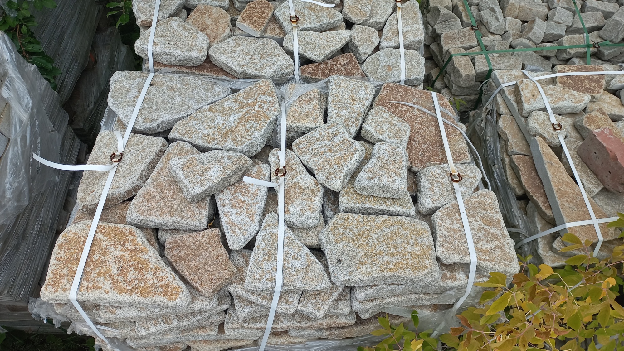 Плитняк галтованный гранитный для ландшафтного дизайна купить в Ставропольском крае