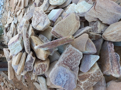 Златолит жёлтый, жёлто-зелёный глыбки и валуны для ланшафтного дизайна купить в Ставропольском крае