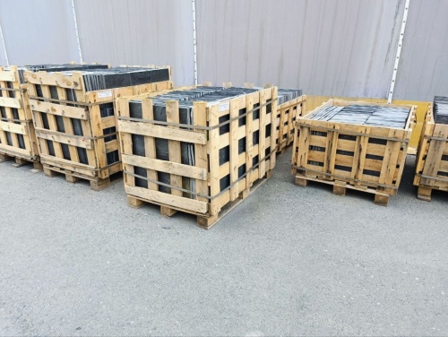 чёрная плитка из камня